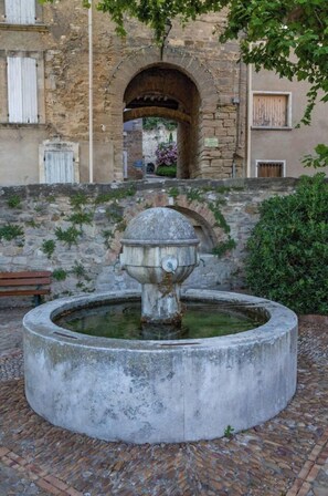 Property grounds - L'Oustau de Famiho Air-conditioned gite in renovated farmhouse near Avignon swimming pool (Châteauneuf-de-Gadagne)