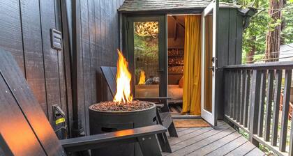 In Guerneville! Modern Cabin| Hot Tub •Fire Tables •Dog-OK• Yard -Black Nest