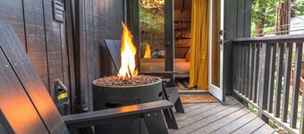 Guerneville! Romantic Cabin -Hot Tub•Fire Tables •Dog-OK• Yard-Black Nest