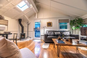 Smart TV - The Black Nest~Contemporary Redwood Haven! WiFi/HotTub/Pup (Guerneville)