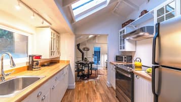 Kylskåp, mikrovågsugn, ugn och spishäll