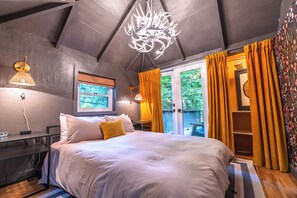 1 bedroom, desk, free WiFi, bed sheets - The Black Nest~Contemporary Redwood Haven! WiFi/HotTub/Pup (Guerneville)