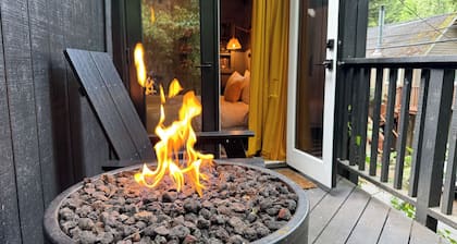 The Black Nest – Romantic Russian River Cabin • Hot Tub • Yard • Dog-Friendly