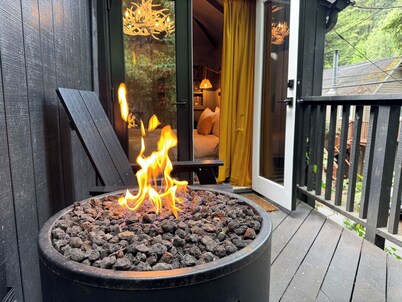 Modern Cabin in Guerneville | Hot Tub •Fire Tables •Dog-Friendly•Fenced Yard