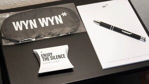A black tray with a pen, a small packet, and a plastic bag with text. - w* | Cool 1BR with Amazing Deco in Polanco (Ciudad de México)