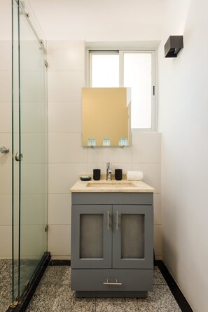 Shower, hair dryer, towels