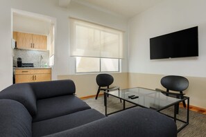 Televisión y oficina 