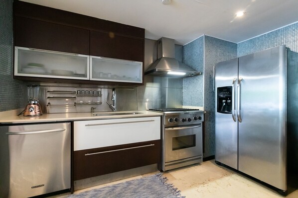 Refrigerador, microondas, horno y parrilla de estufa