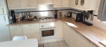 House with private pool near the sea