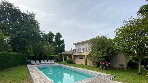 A rectangular swimming pool with a wooden deck and lounge chairs. - House with private pool near the sea (Lanton)