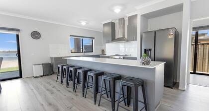Lake Views Retreat: Incredible water views looking over the Gippsland Lakes