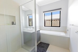 Bathtub, hair dryer, towels - Incredible water views looking over the Gippsland Lakes (Paynesville)