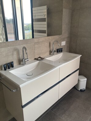 Douche, sĂšche-cheveux, serviettes fournies