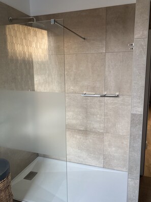 Dusche, Haartrockner, HandtĂŒcher