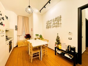 Grand réfrigérateur, micro-ondes, four, machine à expresso