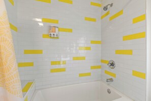 Haartrockner, Handtücher, Seife, Shampoo