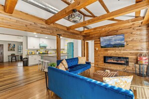 Smart-TV, Kamin, Bücher, Stereoanlage