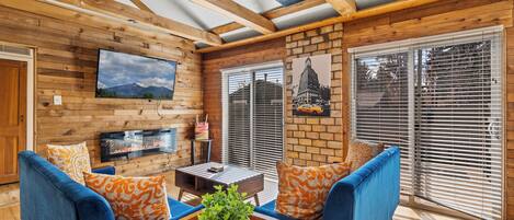 Smart TV, chimenea, libros, estéreo