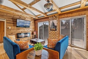 Smart-TV, Kamin, Bücher, Stereoanlage