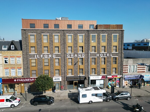Un edificio de varios pisos con el letrero 'ILFORD GRAND HOTEL', que indica un hotel.