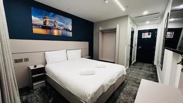 Habitació doble o amb dos llits individuals Deluxe, accessible, amb bany privat | 2 dormitoris, decoració individual i escriptori