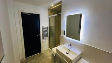 Habitació quàdruple Deluxe, accessible, amb bany privat | Bany | Tovalloles