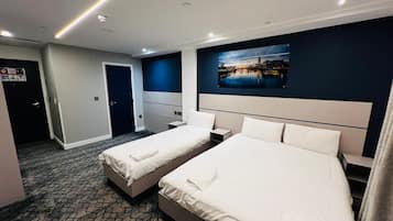 Habitació triple Deluxe, amb bany privat | 2 dormitoris, decoració individual i escriptori