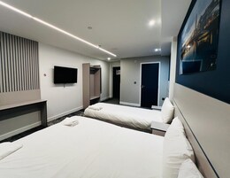 Deluxe Triple Room, Ensuite | Individually decorated, desk, laptop workspace, blackout curtains