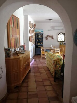 Living area - House by the sea in Cala Granu (Porto Cervo)