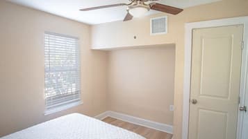 3 habitaciones, tabla de planchar con plancha, wifi y ropa de cama