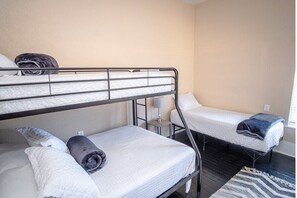 3 quartos, ferros/tábuas de passar roupa, Wi-Fi, roupa de cama