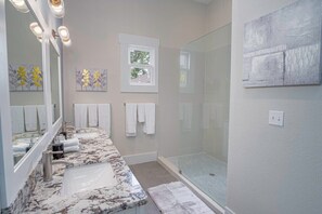 Baignoire, sèche-cheveux, serviettes fournies