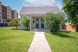 Exterior - Incredible New 3BR/2BA Near Downtown (San Antonio)
