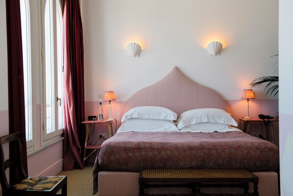 Ropa de cama de alta calidad, cubrecamas y muebles diferentes 