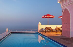 Een seizoensgebonden buitenzwembad