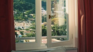 Una habitación con un amplio ventanal que da a un paisaje montañoso.