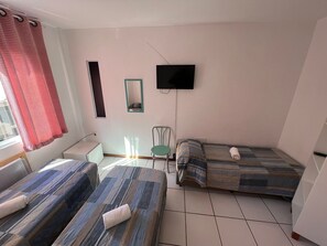 Chambre triple de base, 3 lits jumeaux | Accès au Wi-Fi (inclus)