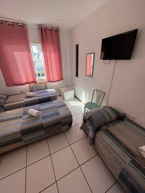Basic Triple Room, 3 Single Beds | Free WiFi - Pousada Louise (Balneário Camboriú)