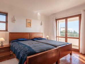 3 slaapkamers, een strijkplank/strijkijzer, wifi, beddengoed