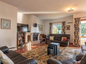 TV, fireplace, offices - Villa Savannah - Close to fisherman beach (Albufeira)