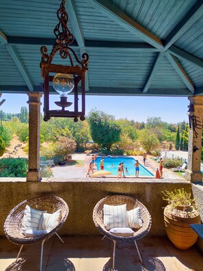 季節性室外泳池；泳池傘、躺椅