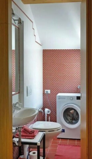 Douche, sèche-cheveux, bidet, serviettes fournies