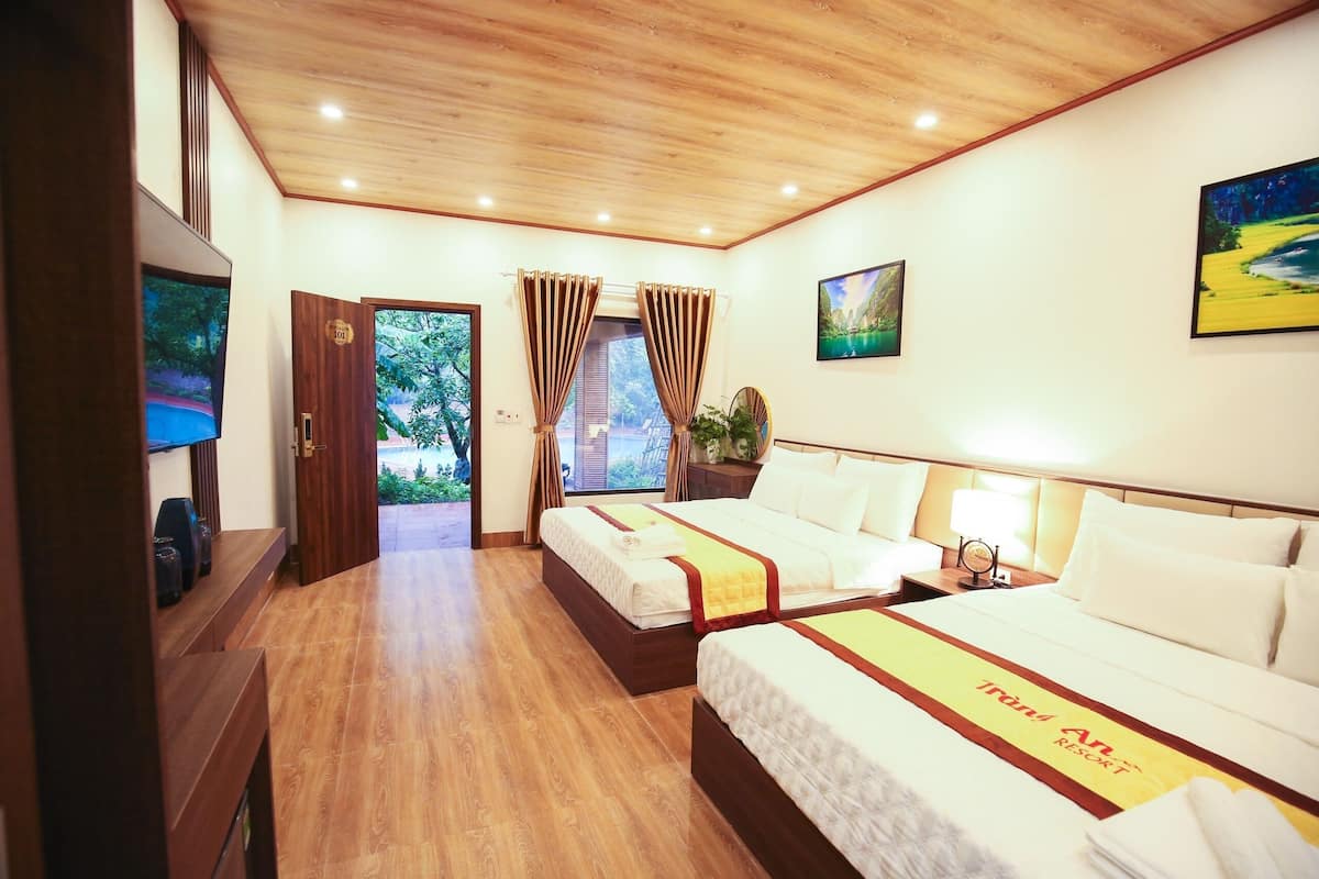 Minibar với thức ăn, đồ uống miễn phí, bàn, phòng cách âm 