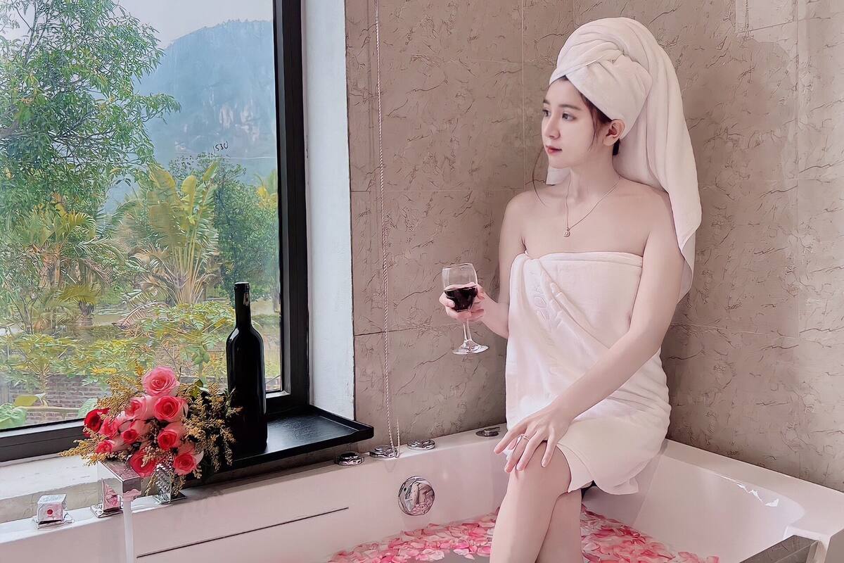 Máy sấy tóc, dép đi trong nhà, khăn tắm 
