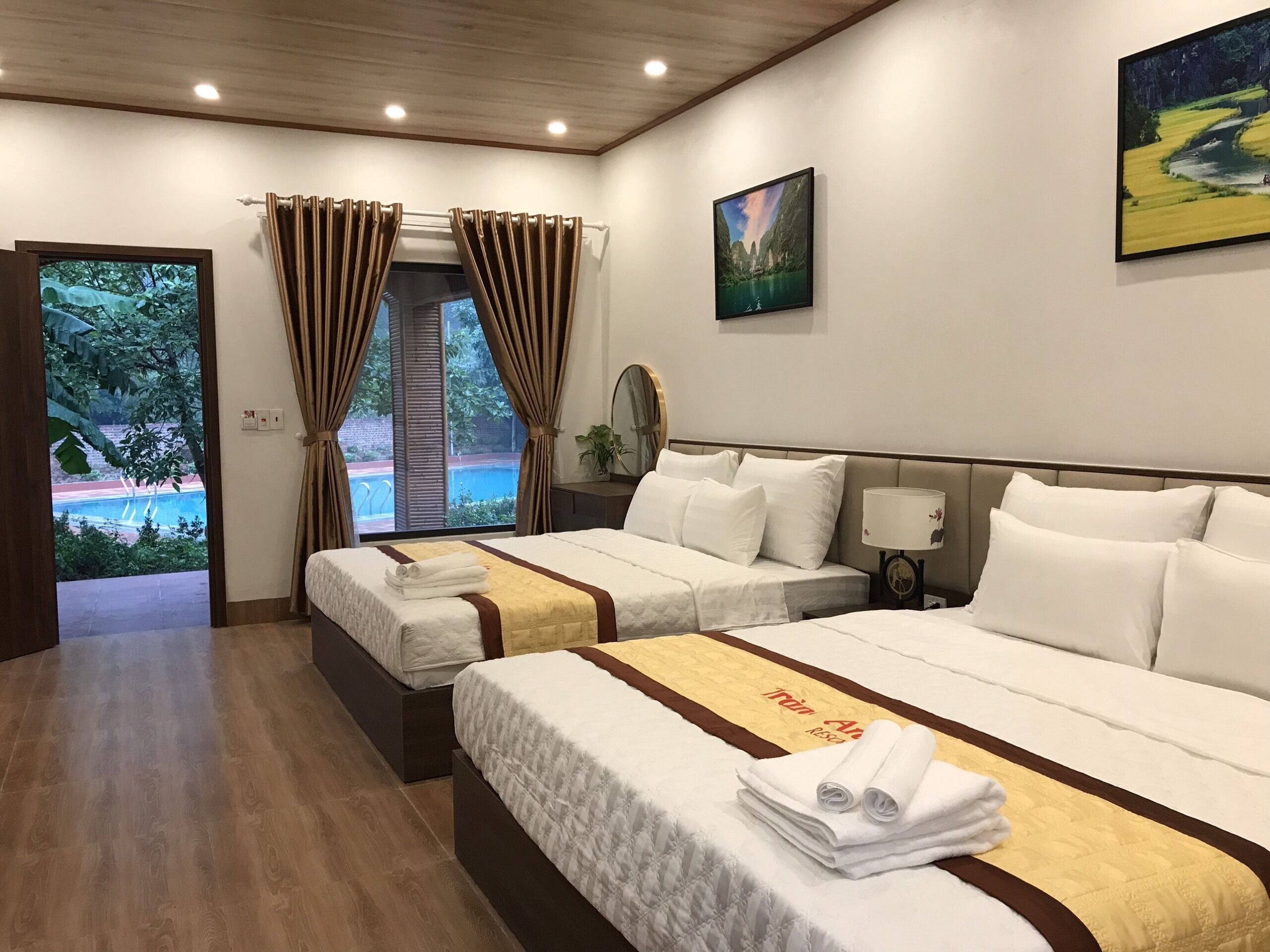 Habitación cuádruple familiar | Minibar (con algunos artículos gratuitos) y escritorio