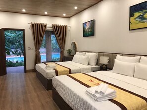 Habitación cuádruple familiar | Minibar (con algunos artículos gratuitos) y escritorio