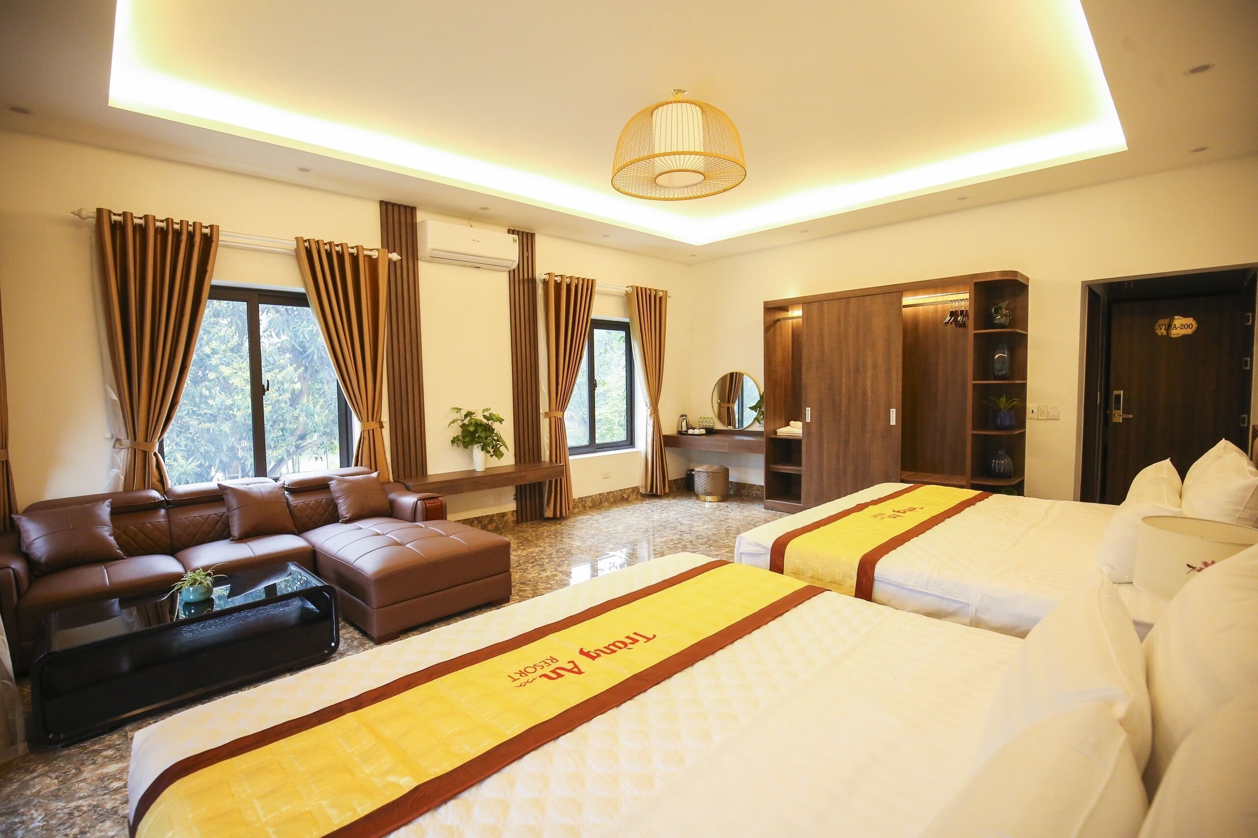 Habitación cuádruple familiar | Minibar (con algunos artículos gratuitos) y escritorio