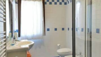 Dusj, hårføner, bidé og håndklær