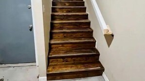 Eine Treppe mit Holzbodenstufen, die zu einer Empore führt.