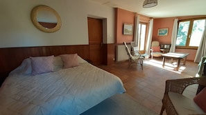 6 bedrooms, iron/ironing board, free WiFi